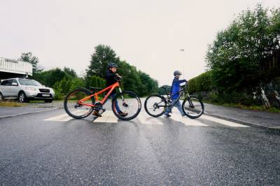 Kristoffer og Tobias øver på skulevegen