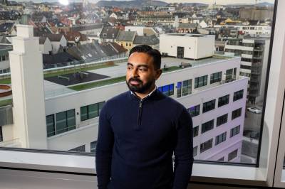 Flyttet til Bergen for å løfte unge stemmer. Nå har han tre ansatte og 1,3 millioner i støtte.