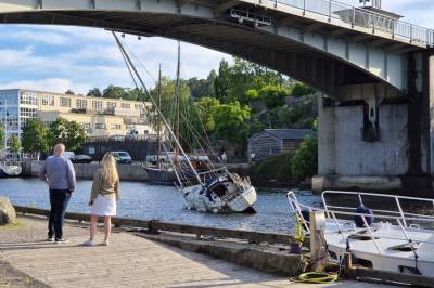 Seilbåt bom fast under Kråkerøybrua