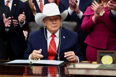 Trump saksøkes for ballsal-bygging