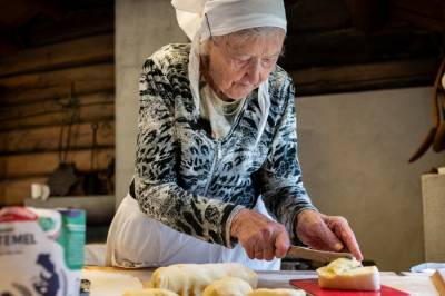 Marie (100) har sommarjobb – må tvingast til å ta pausar
