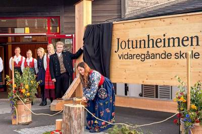 Og fjellene selv roper langt hurra!