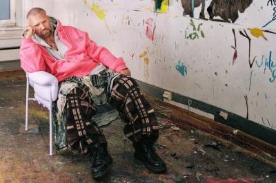 Har blitt sensu­rert og rasert. Nå kommer han til Kristian­sand.