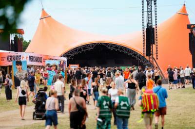 Filmet kvinner tisse på festival: Tre personer siktet