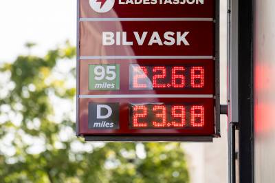 Drivstoffkøer landet rundt før avgiftsøkningen i morgen: – Skal fylles helt opp