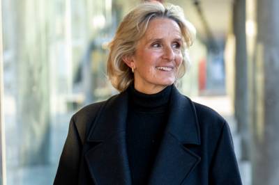 For fem år siden ga de henne en kald skulder: Nå tigger de om mer