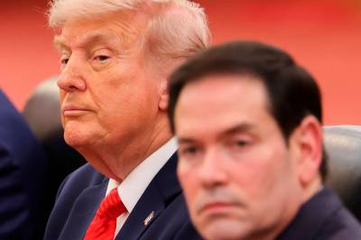 Utenriksministeren måtte endre navn for å bli med Trump til Kina. Det forteller noe om Xis strategi.