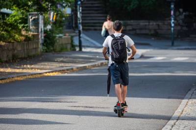 Aldersgrensen kan bli 16 år for elsparkesykkel