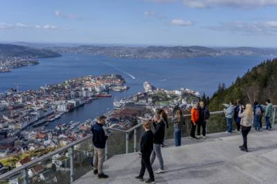 Derfor strøymer turistane til Noreg