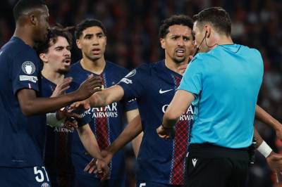 Gir dommeren det glatte lag i spinnvill fotballkamp: – Total mangel på spilleforståelse