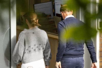 Familien samlet ved sykesengen