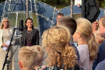 SE VÅR TV-SENDING: Kunnskapsministeren besøkte Fevik skole første skoledag