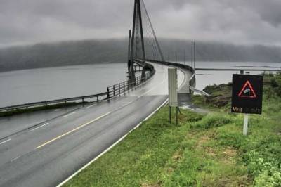 Varsler styrtregn mandag
