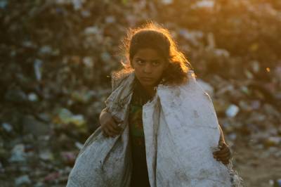 Desperate palestinere fyrer med plast for å holde kulden unna i Gaza