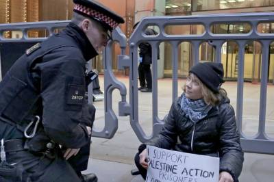 Greta Thunberg løslatt mot kausjon etter å ha blitt arrestert under en pro-palestinsk demonstrasjon i London