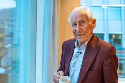 Christian (100) køyrer til jobb kvar dag