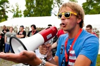Her er han på Utøya i 2011. Nå vil Vestre ta et oppgjør
