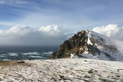 Vi skulle tro at varmere vær i Arktis ville gi mer regnværsskyer