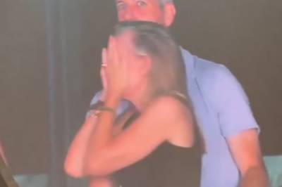 Hendelsen på Coldplay-konserten gikk verden rundt. Nå snakker kvinnen ut.