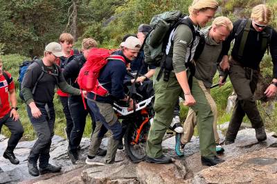 11 kamerater bar Haakon (23) til Preikestolen