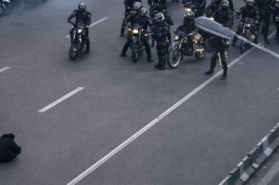 Dette biletet går viralt i Iran: – Det han gjer er utruleg farleg