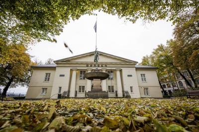 Havila Kystruten stiger over syv prosent etter refinansiering. Oslo Børs klatrer 0,8 prosent.