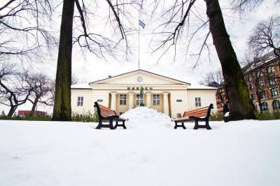 Markant nedgang på Oslo Børs: Kraftige fall for Elkem, Hydro og Tomra – Sveaas-aksje til værs