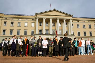 Se: Her synger studentkoret på Slottsplassen