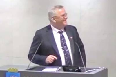 Bryter ut i latter: – Veldig rart