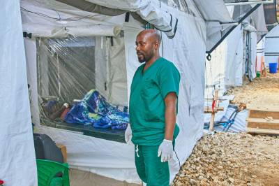 Leger Uten Grenser krever økt internasjonal støtte for å stanse ebolaepidemien i Kongo
