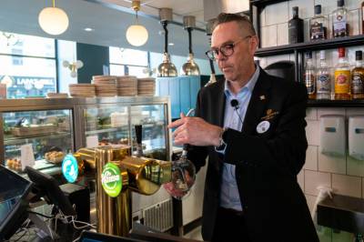 Direktøren må være barista og renholder: – Prøver å gjøre ting jeg ikke kan