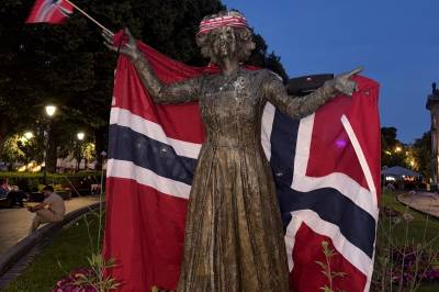 Wenche Foss drapert i rødt, hvitt og blått.