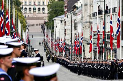 Se bildene fra Kongens gravferd