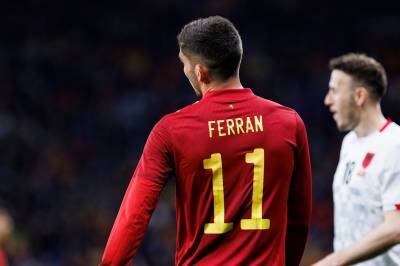 Ferran Torres forklarer den kontroversielle «Make Spain Great Again»-capsen han hadde på seg under VM-feiringen