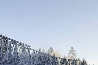 Her plassers en splitter ny bru over Renaelva - Forsvaret slipper å kjøre 16 mil omvei