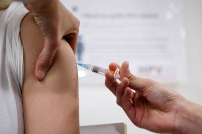 Tvillingpappa nedprioriterer julegåver for betre vaksine