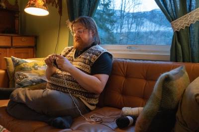 Prest, mann og strikkedilla: – Et forbilde