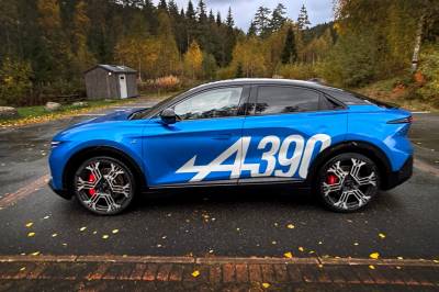 Biltest av Alpine A390: Faller mellom flere stoler