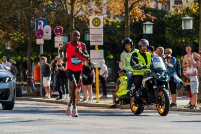 Kenyas president gir Sabastian Sawe en bil og 53 000 euro i gave etter hans rekordmaraton