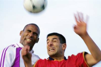 Kan nevrale skader etter fotballheadinger påvises med en blodprøve?