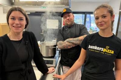 Fire minutt til opning. Baconet freser, og køen veks