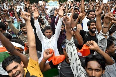 Indias utenriksminister går av etter voldsomme studentprotester