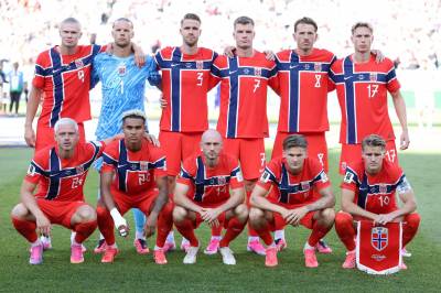 Derfor har «alle» i VM rosa fotballsko