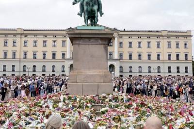 Tusenvis strømmer til Slottsplassen