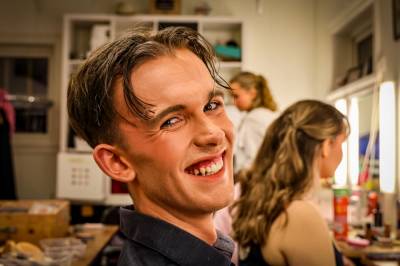 Her ser du den rykande ferske leiaren av eitt av landets største ungdomslag