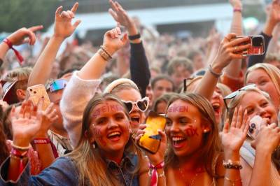 Se bildene: Ellevill stemning ta Tix fylte Bystranda
