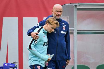 Ståle Solbakken, Andreas Schjeldrup og Fredrik Aursnes møter pressen før kampen mot Portugal