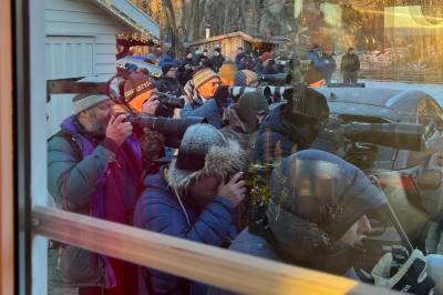 Sølvi våknet til gårdsplassen full av folk