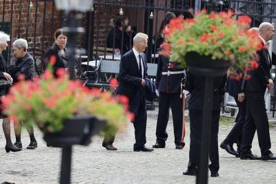 Gjestene tar plass i Oslo domkirke – alt fra skuespillere til «Team Pølsa» på plass