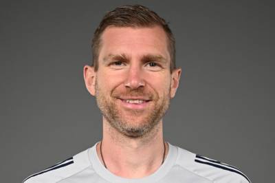 Per Mertesacker gir seg hos Arsenal etter 15 år